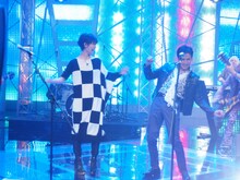 オープニング登場時の剛力彩芽と郷ひろみ。