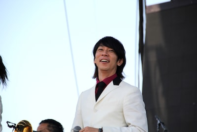 スカパラと揃いのスーツで登場した細美武士。