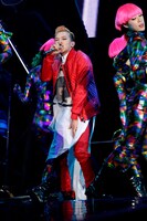 おしゃれなファッショニスタでもあるG-DRAGONは、ライブ中にさまざまな衣装やヘアスタイルでファンを魅了した。