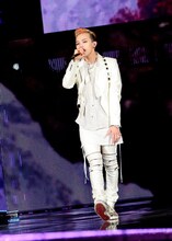 「G-DRAGON 2013 WORLD TOUR ～ONE OF A KIND～ IN JAPAN DOME SPECIAL」西武ドーム公演でのG-DRAGON。