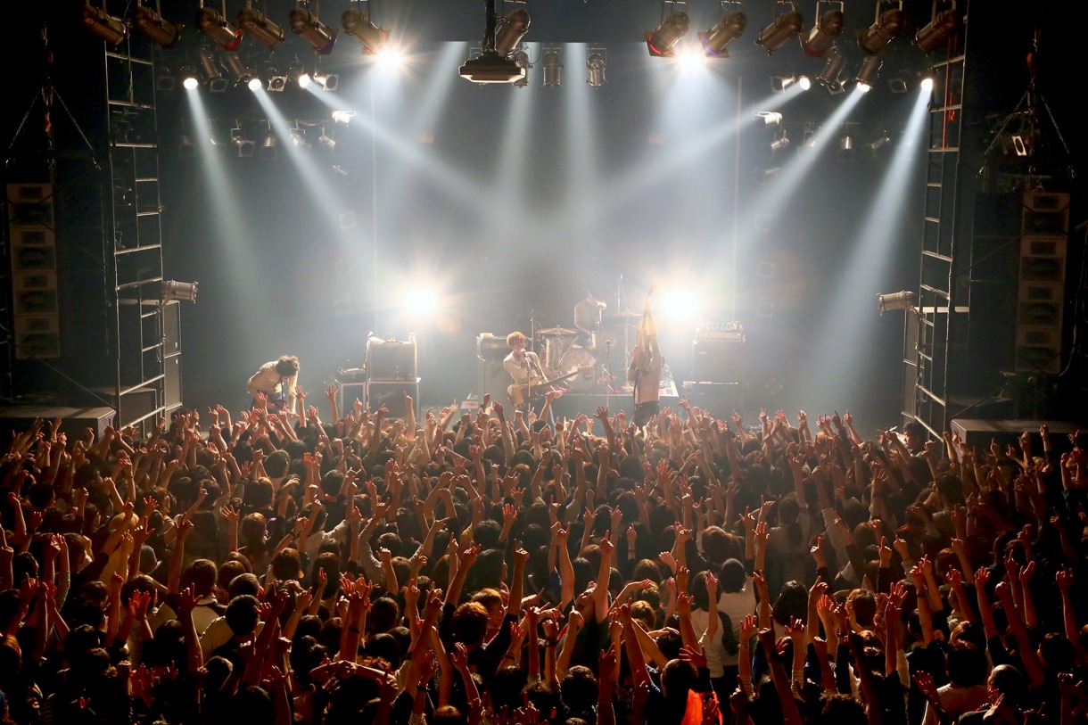 4月21日の高知BAY5 SQUARE公演の様子。