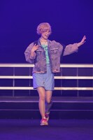 ファッションショーでランウェイを歩く最上もが（でんぱ組.inc）