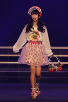 ファッションショーでランウェイを歩く古川未鈴（でんぱ組.inc）