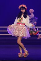 ファッションショーでランウェイを歩く古川未鈴（でんぱ組.inc）