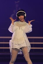 ファッションショーでランウェイを歩く相沢梨紗（でんぱ組.inc）