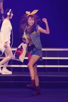 ファッションショーでランウェイを歩く成瀬瑛美（でんぱ組.inc）