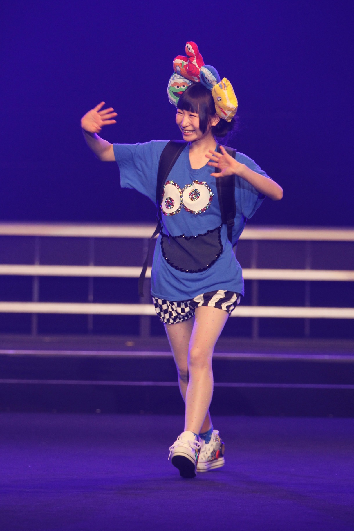 ファッションショーでランウェイを歩く藤咲彩音（でんぱ組.inc）
