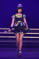 ファッションショーでランウェイを歩く夢眠ねむ（でんぱ組.inc）