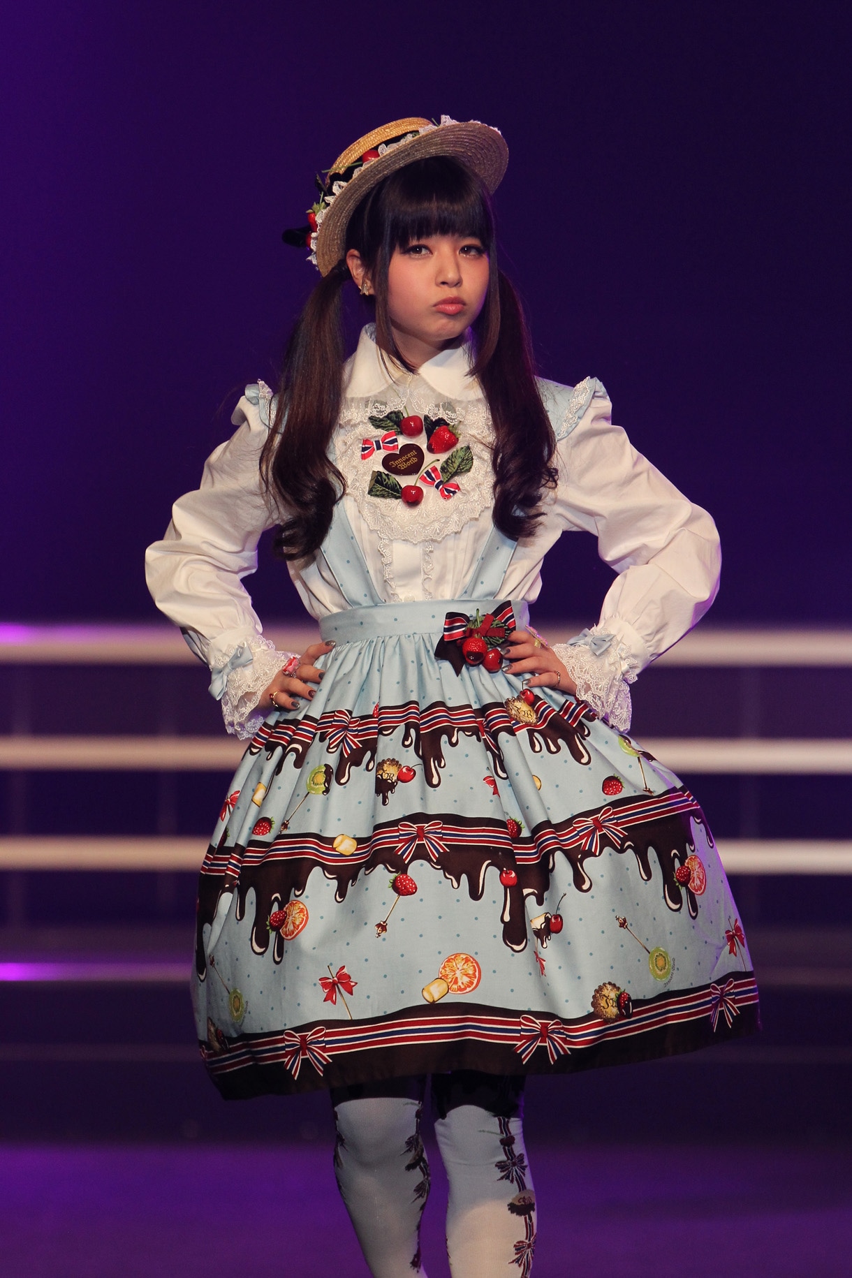 ファッションショーでランウェイを歩く春奈るな