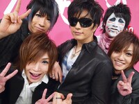 トーク収録後のGACKT（写真中央）とゴールデンボンバー。