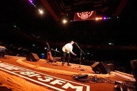 「J-WAVE 25th ANNIVERSARY TOKYO Guitar Jamboree」に出演した石崎ひゅーい