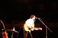 「J-WAVE 25th ANNIVERSARY TOKYO Guitar Jamboree」に出演した石崎ひゅーい