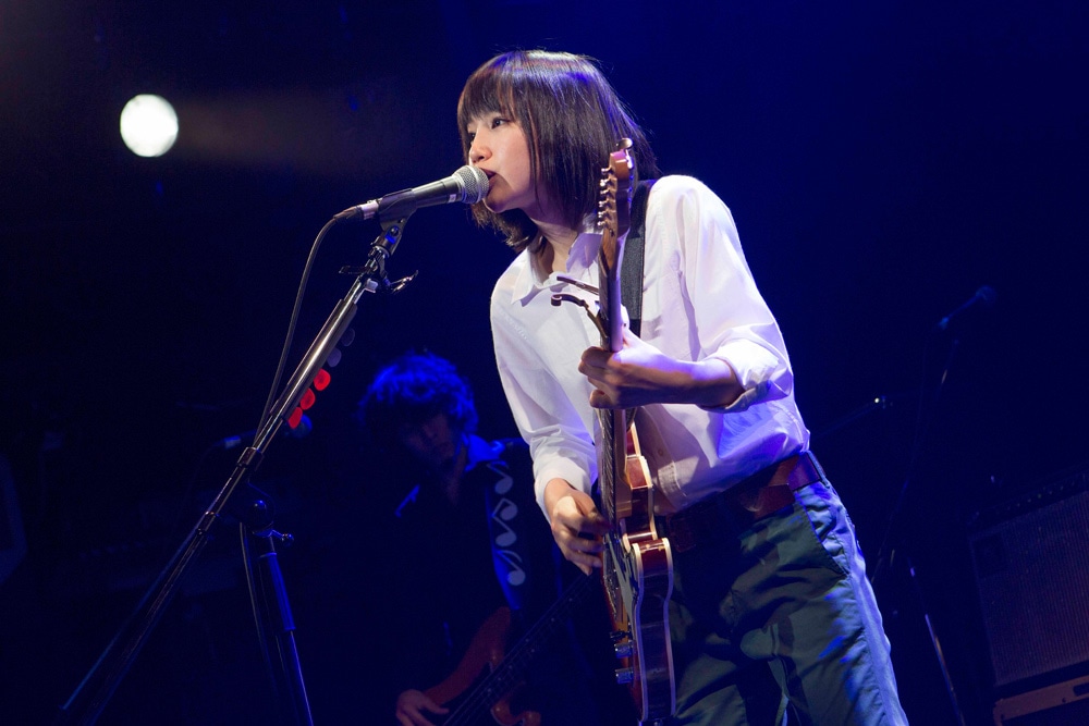 4月18日に東京・WWWで開催された新山詩織デビューイベントの様子。