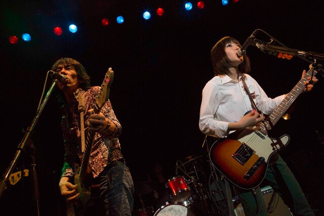 THE GROOVERSの藤井一彦（写真左）と新山詩織（右）。