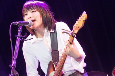 途中新山のギターの弦が切れてしまうハプニングも。