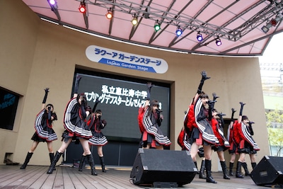 「私立恵比寿中学 スプリングデフスターとんでんツアー2013 ～チャンスは今だ！幸運期に乗ってよいこらしょ～」初日公演の様子。