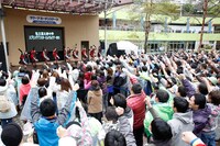 「私立恵比寿中学 スプリングデフスターとんでんツアー2013 ～チャンスは今だ！幸運期に乗ってよいこらしょ～」初日公演の様子。