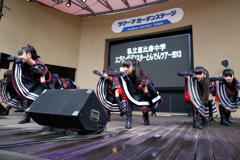 「私立恵比寿中学 スプリングデフスターとんでんツアー2013 ～チャンスは今だ！幸運期に乗ってよいこらしょ～」初日公演の様子。