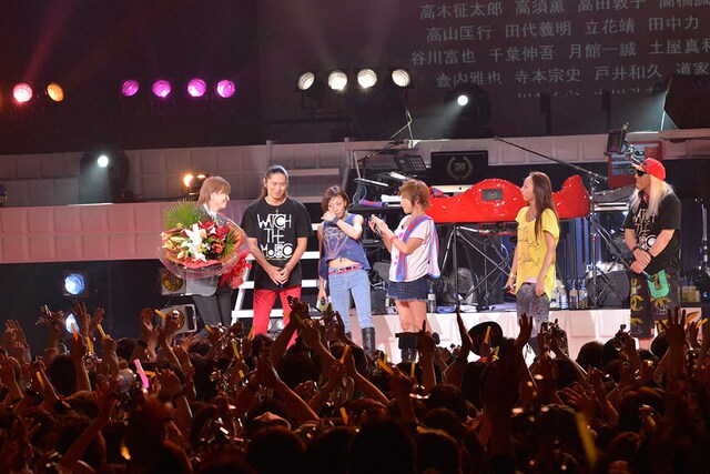 花束を持って登場した小室哲哉（写真左）に喜ぶTRF。