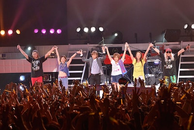 ファンに感謝の挨拶をする小室哲哉とTRF。