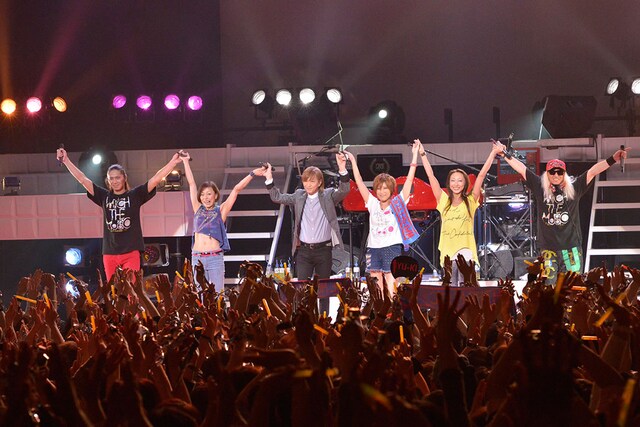 ファンに感謝の挨拶をする小室哲哉とTRF。