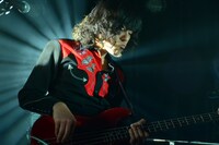 「Departure ; galaxy to galaxy」LIQUIDROOM ebisu公演よりタケシタツヨシ（B, Cho）。