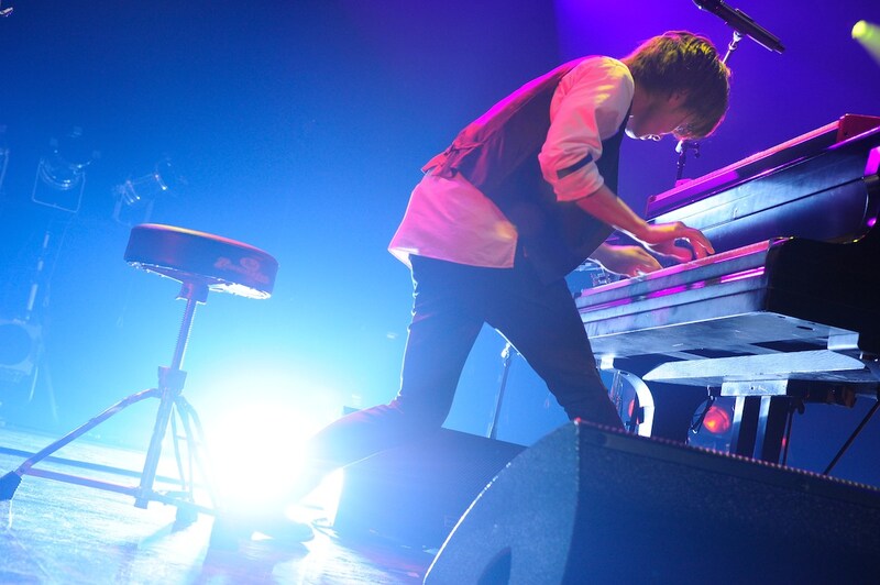 杉本雄治（Vo, Piano）