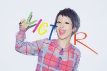 木村カエラの最新アーティスト写真。デザインは本人のアイデアによるもので、「VICTOR」の文字は彼女の手書き。