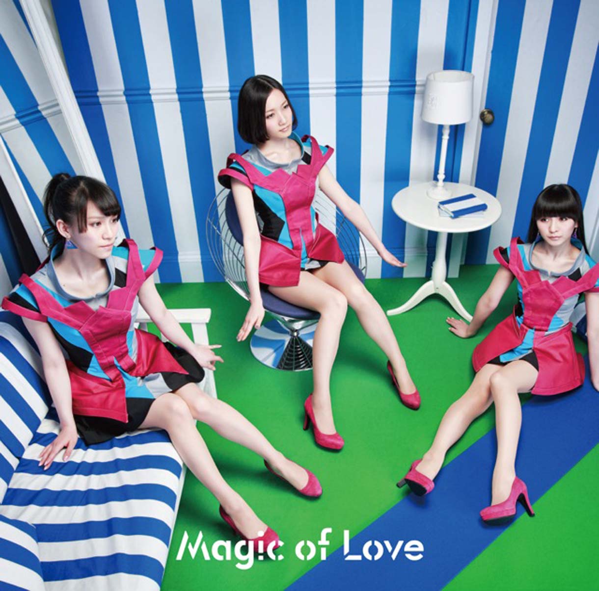5月22日に発売されたシングル「Magic of Love」通常盤ジャケット