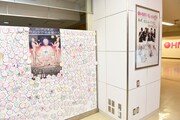店内には2ndアルバム「5TH DIMENSION」リリースを記念して店を訪れたファンから集められたコメントを展示。