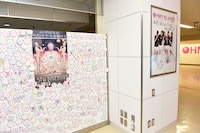 店内には2ndアルバム「5TH DIMENSION」リリースを記念して店を訪れたファンから集められたコメントを展示。