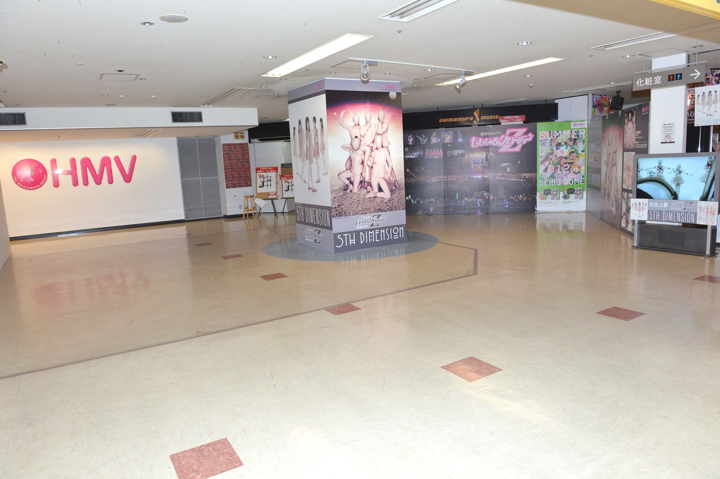 ももクロ一色に染められたHMV大宮ロフト店内。