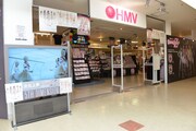 ももクロ一色に染められたHMV大宮ロフト店内。