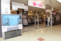 ももクロ一色に染められたHMV大宮ロフト店内。