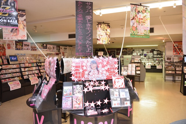 ももクロ一色に染められたHMV大宮ロフト店内。