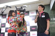 吾郷元店長がイベント開始前に注意事項を説明していると、突然カメラを持った百田夏菜子と高城れにが乱入。