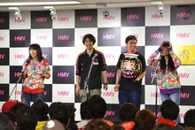 写真左から、百田夏菜子、橋爪現店長、吾郷元店長、高城れに。