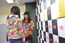 イベント中に突然吾郷元店長と打ち合わせを始める百田夏菜子、高城れに。