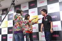 泣きそうになったことを百田と高城にいじられる吾郷元店長。