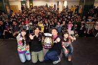 HMV大宮ロフトに集まったモノノフたちと記念撮影。