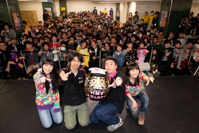 HMV大宮ロフトに集まったモノノフたちと記念撮影。