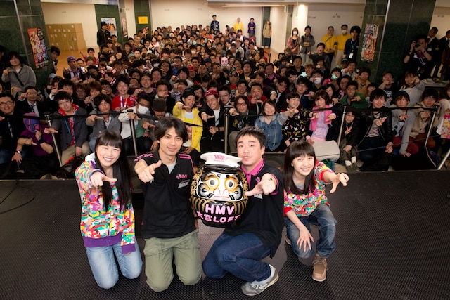 HMV大宮ロフトに集まったモノノフたちと記念撮影。