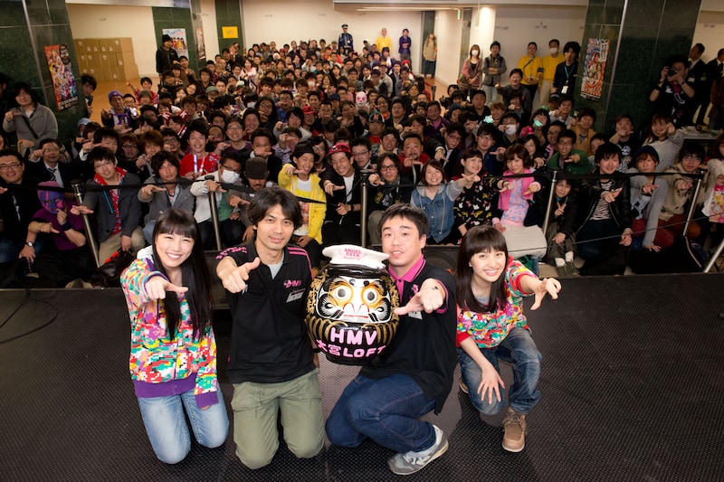 HMV大宮ロフトに集まったモノノフたちと記念撮影。