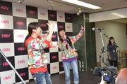 イベントの最後にファンから歌唱を求められると、なぜかHMV大宮が移転することをテーマにラップを披露してしまった百田と高城。
