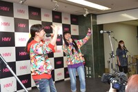 イベントの最後にファンから歌唱を求められると、なぜかHMV大宮が移転することをテーマにラップを披露してしまった百田と高城。