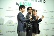 ガッツポーズで番組出演の意気込みを伺わせる星野源、藤井フミヤ、坂本美雨。