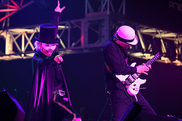 __(アンダーバー)のライブの模様。特集ページにはこのほか出演者たちのライブ写真が大量に掲載されている。