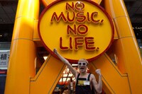 タワーレコード渋谷店の前で意気込むたなしん。