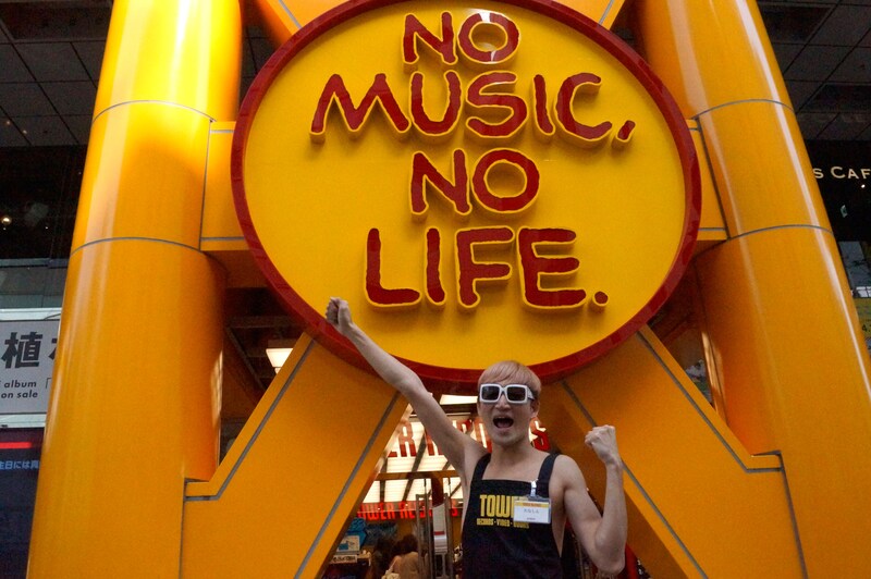 タワーレコード渋谷店の前で意気込むたなしん。