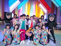 「イロトリドリ」収録時のゆずとダンサーたち。